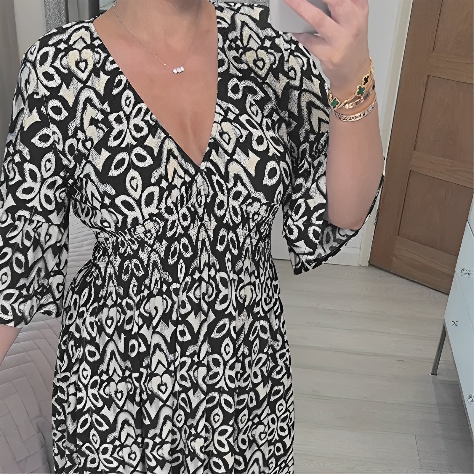 Gen | Women’s summer dress with floral print and v-neckline
