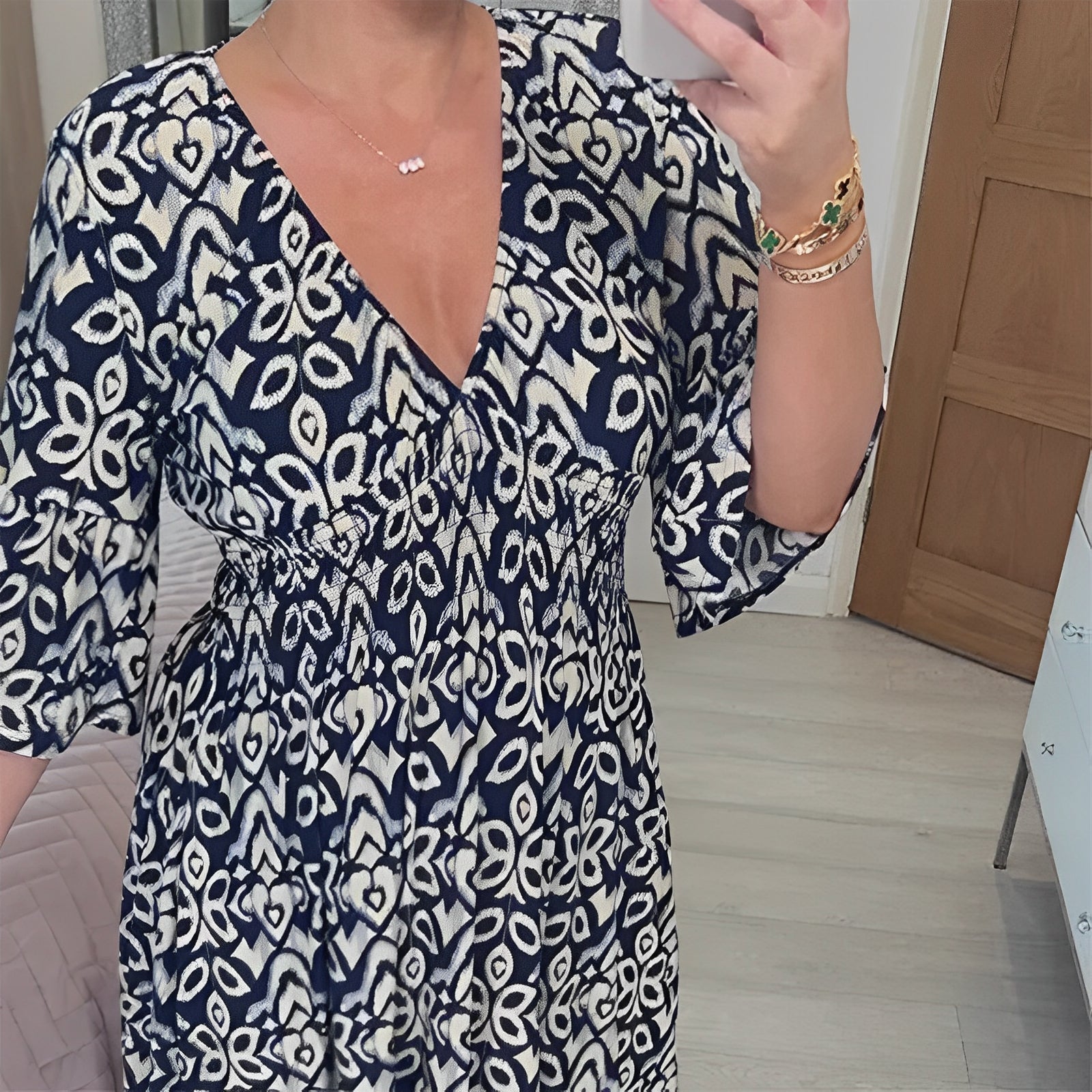 Gen | Women’s summer dress with floral print and v-neckline