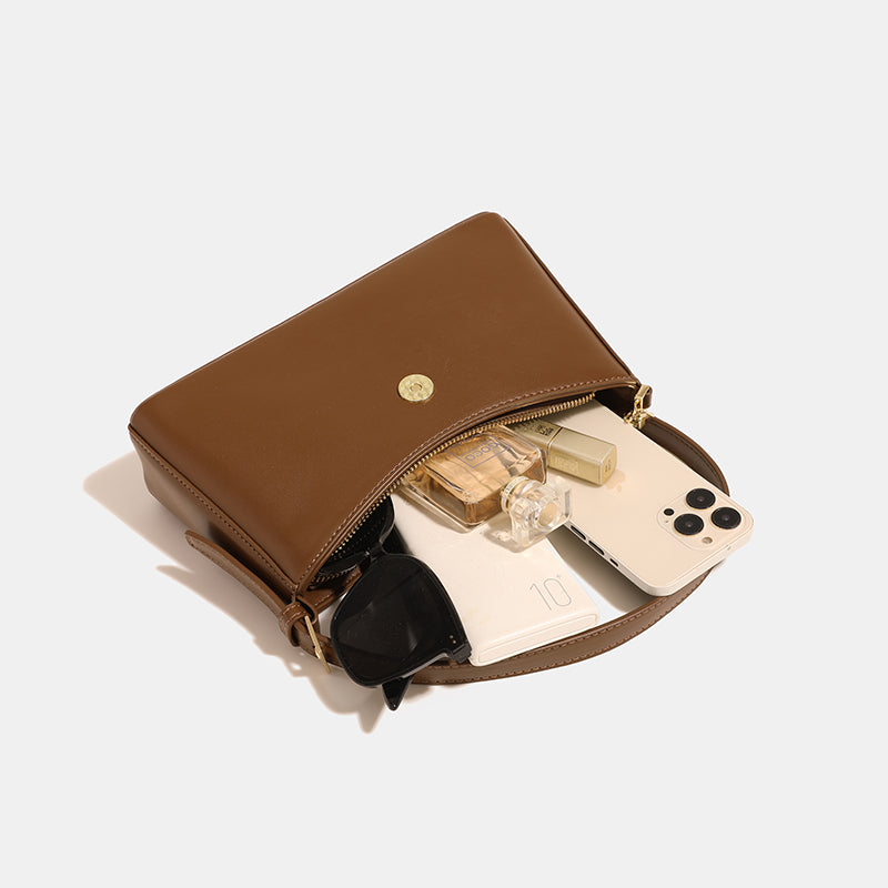 Rhea | Shoulder bag with chain detail and flap closure