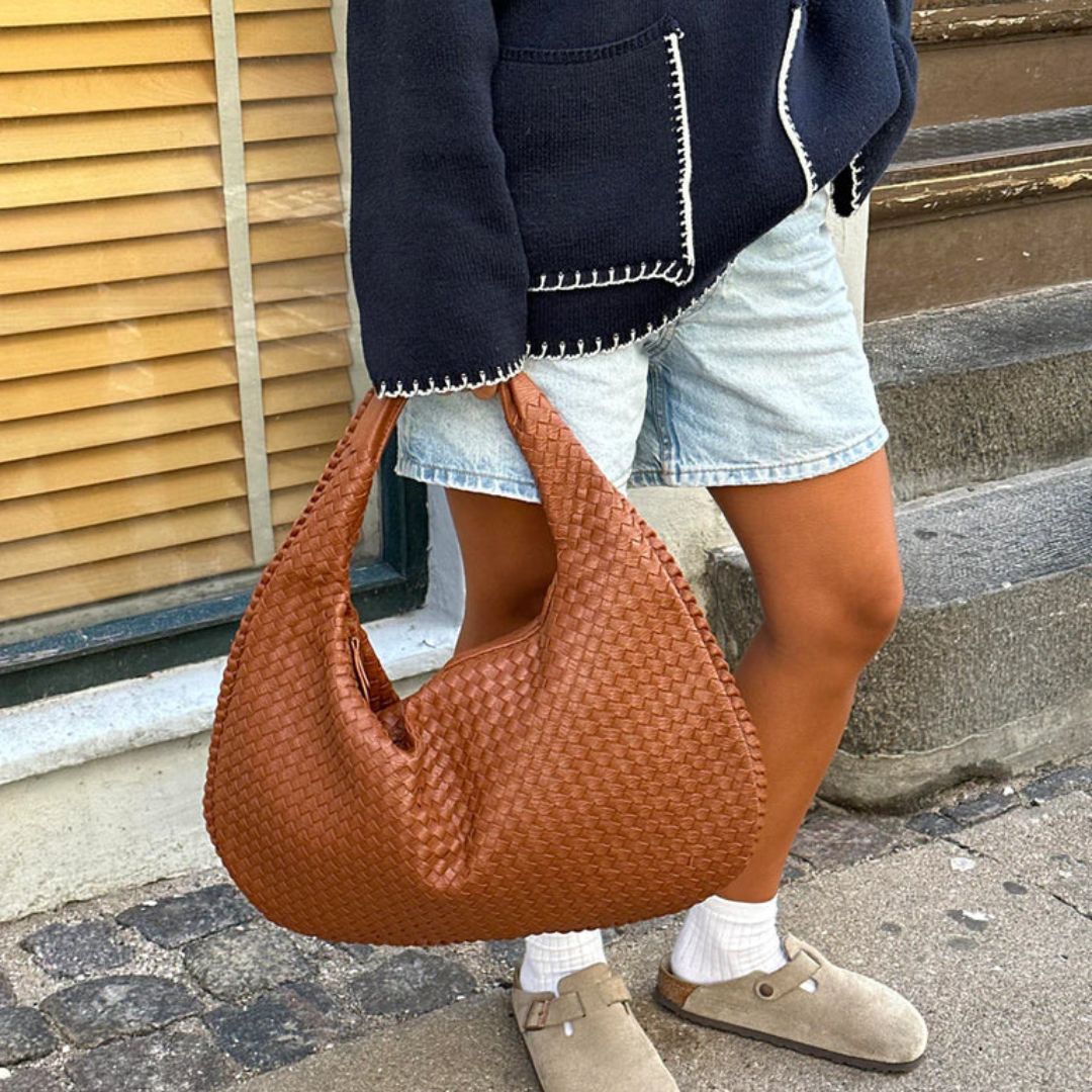 Nola | Hobo bag with rounded structure and tonal stitching