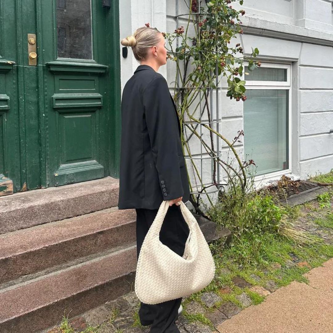 Nola | Hobo bag with rounded structure and tonal stitching