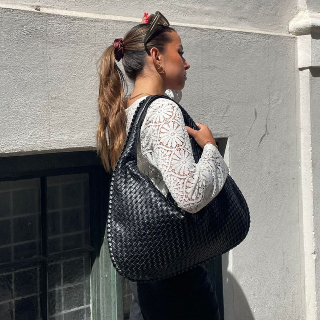 Nola | Hobo bag with rounded structure and tonal stitching