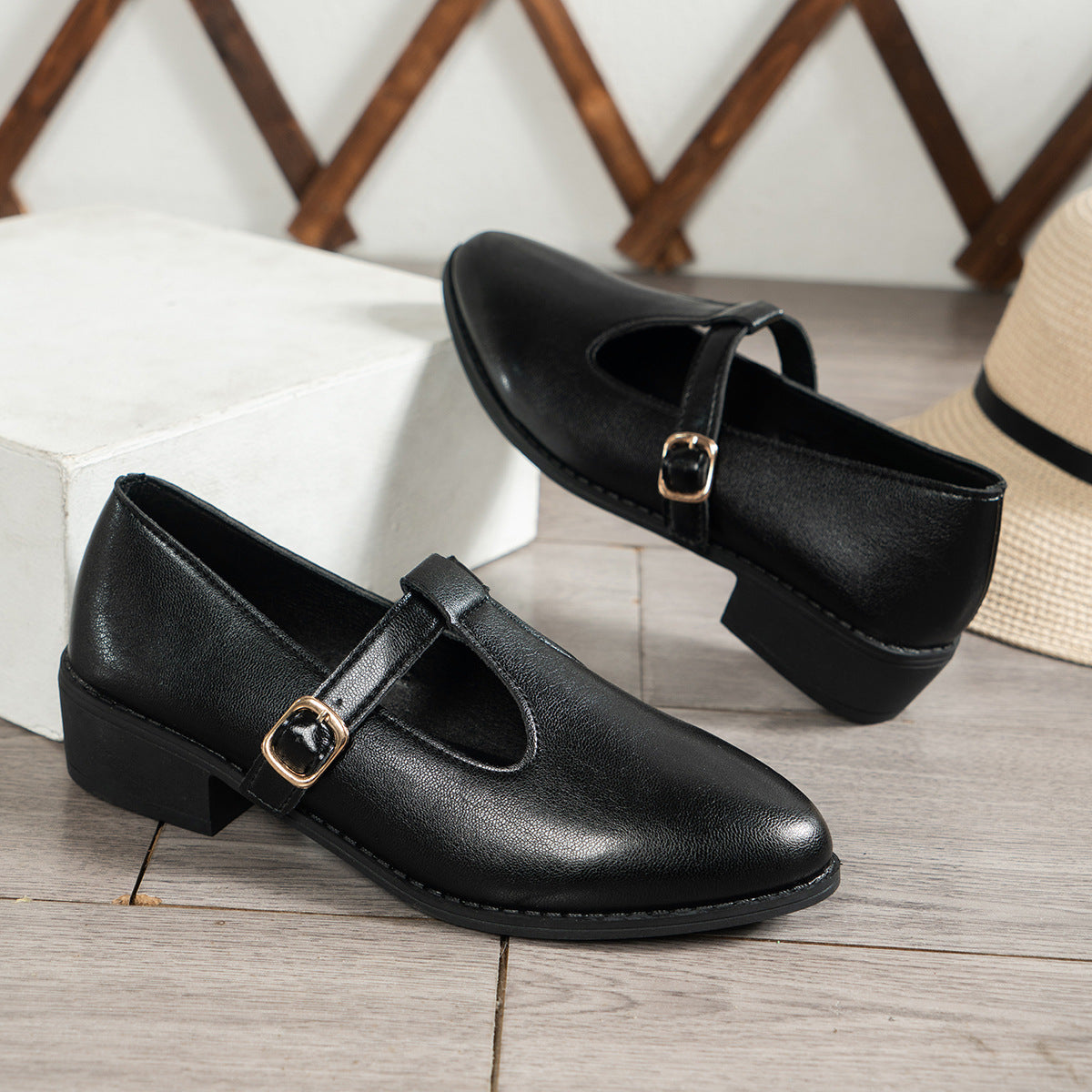 Pea | Women’s ballerina shoes with pointed toe and adjustable strap