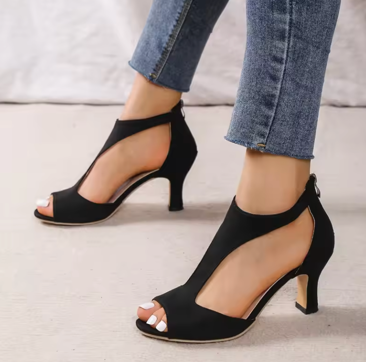 Reyna | Heels with open design and low lift