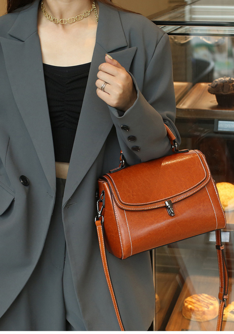 Mary | Women’s medium shoulder bag with flap closure and crossbody option