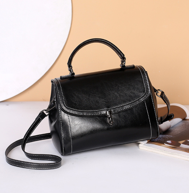 Mary | Women’s medium shoulder bag with flap closure and crossbody option