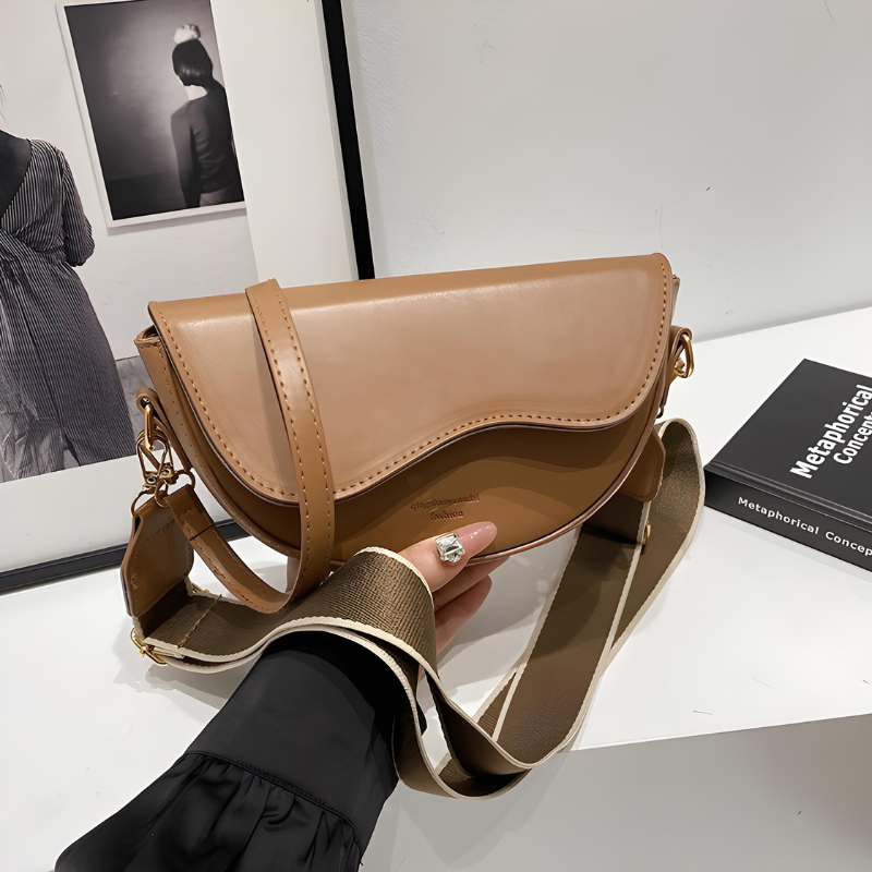 Amayya | Minimalist saddle bag with magnetic flap