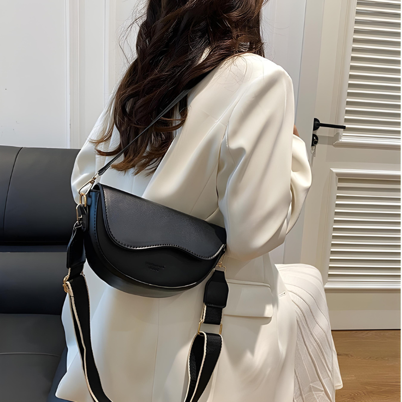 Amayya | Minimalist saddle bag with magnetic flap