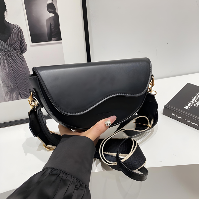 Amayya | Minimalist saddle bag with magnetic flap