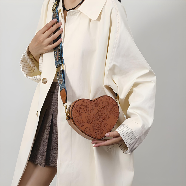 Viva | Heart-shaped bag with compact structure