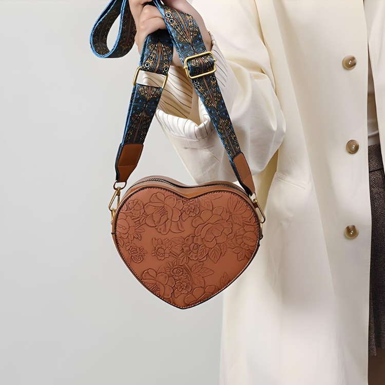 Viva | Heart-shaped bag with compact structure