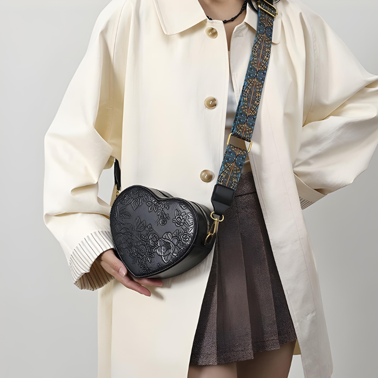 Viva | Heart-shaped bag with compact structure