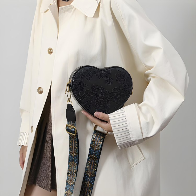 Viva | Heart-shaped bag with compact structure
