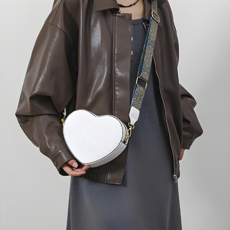 Viva | Heart-shaped bag with compact structure