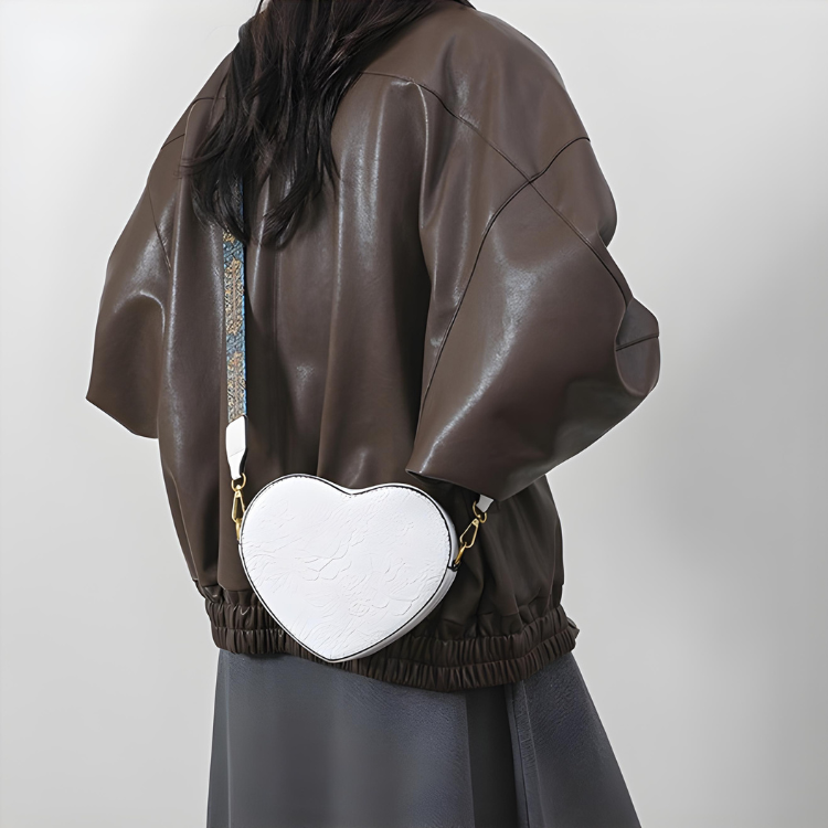 Viva | Heart-shaped bag with compact structure