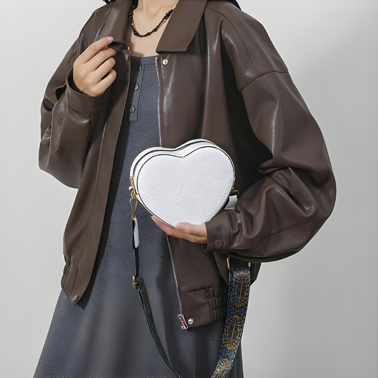Viva | Heart-shaped bag with compact structure
