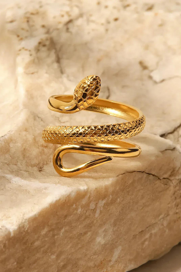 Dakota | Statement ring with sculpted snake