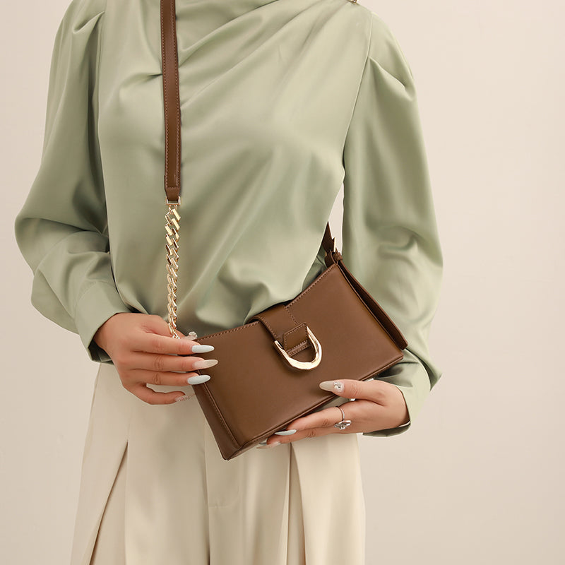 Rhea | Shoulder bag with chain detail and flap closure