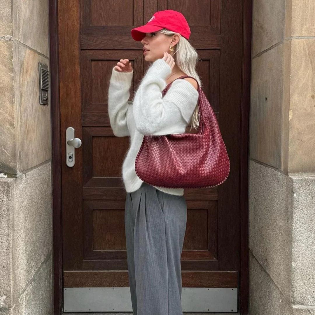 Nola | Hobo bag with rounded structure and tonal stitching