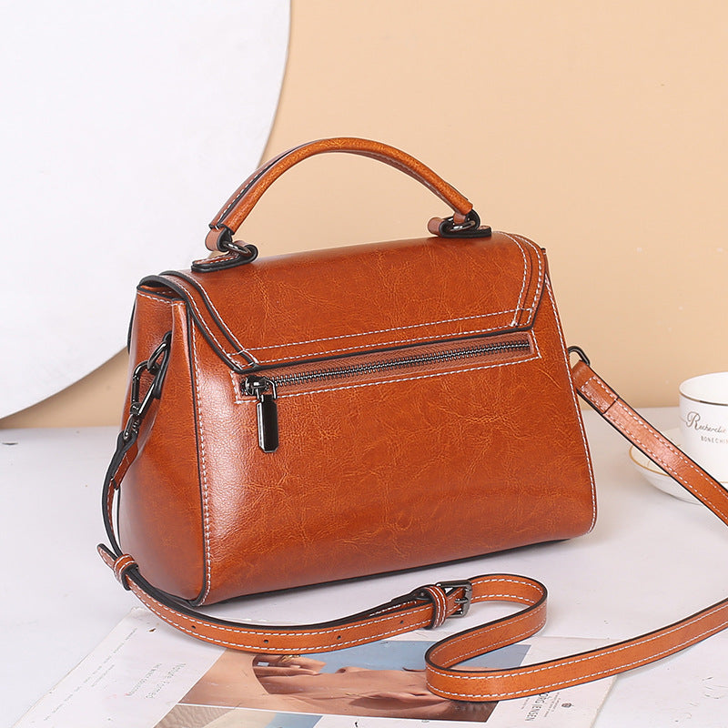 Mary | Women’s medium shoulder bag with flap closure and crossbody option