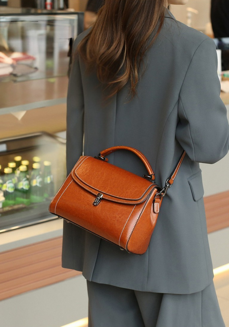 Mary | Women’s medium shoulder bag with flap closure and crossbody option