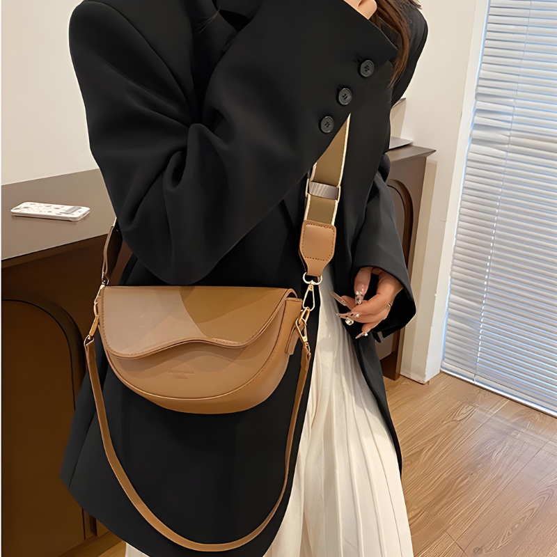 Amayya | Minimalist saddle bag with magnetic flap