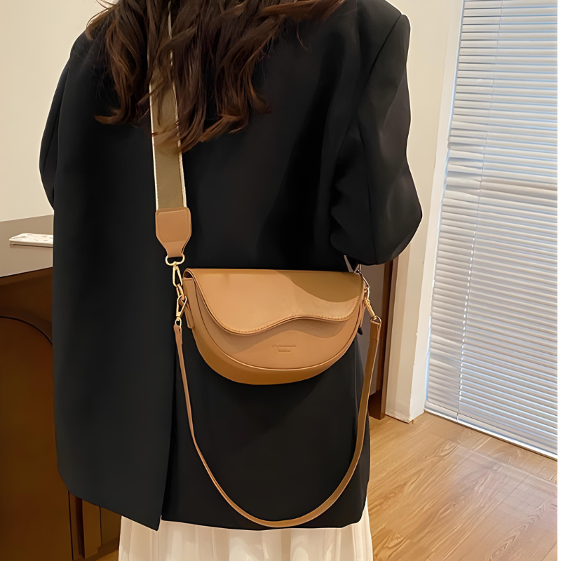 Amayya | Minimalist saddle bag with magnetic flap