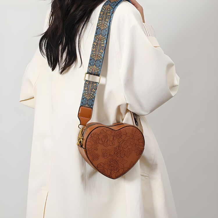 Viva | Heart-shaped bag with compact structure